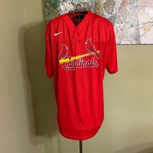 Men’s Nike St. Louis Cardinals shirt in size XL.
